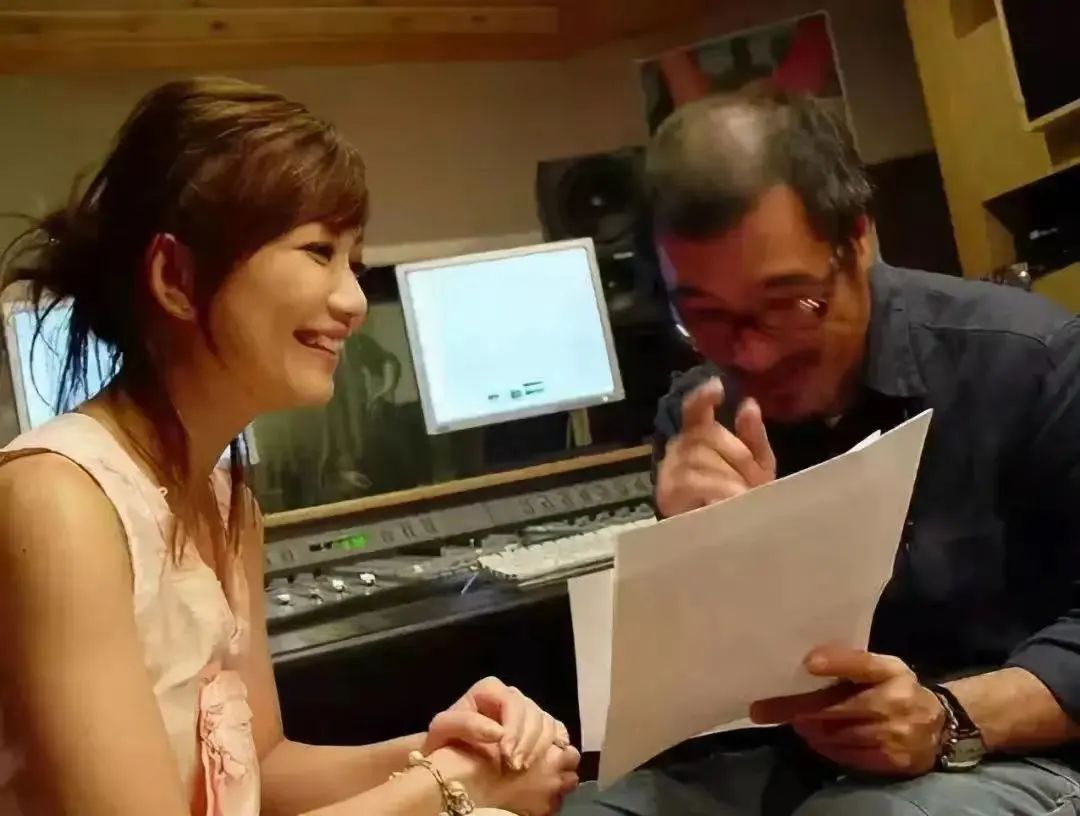 孙燕姿凭什么和周杰伦媲美,能打败周杰伦的只有孙燕姿