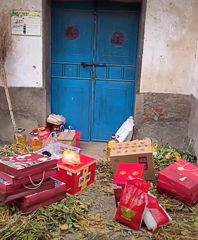 江苏，晚辈给102岁独居老人送中秋礼，却被“关”门外礼品摆一地