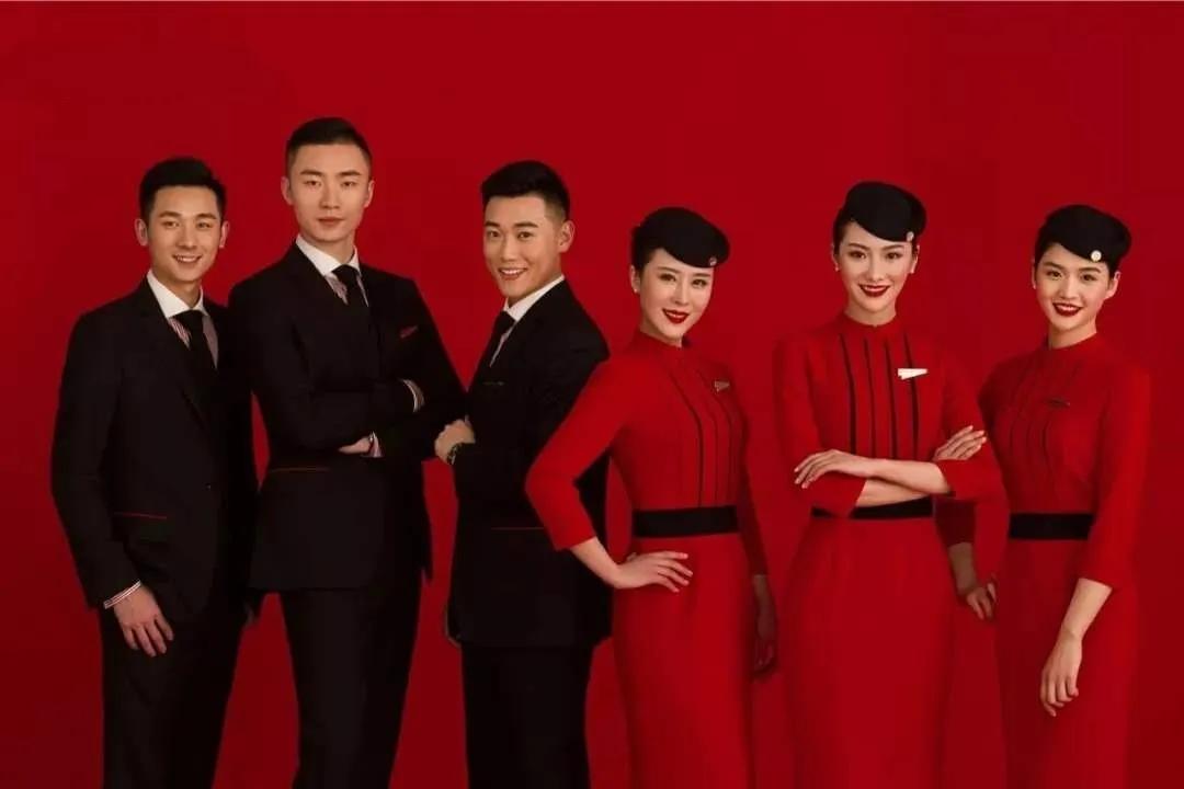 空姐制服每个年代的设计理念,中国国际航空空姐制服设计