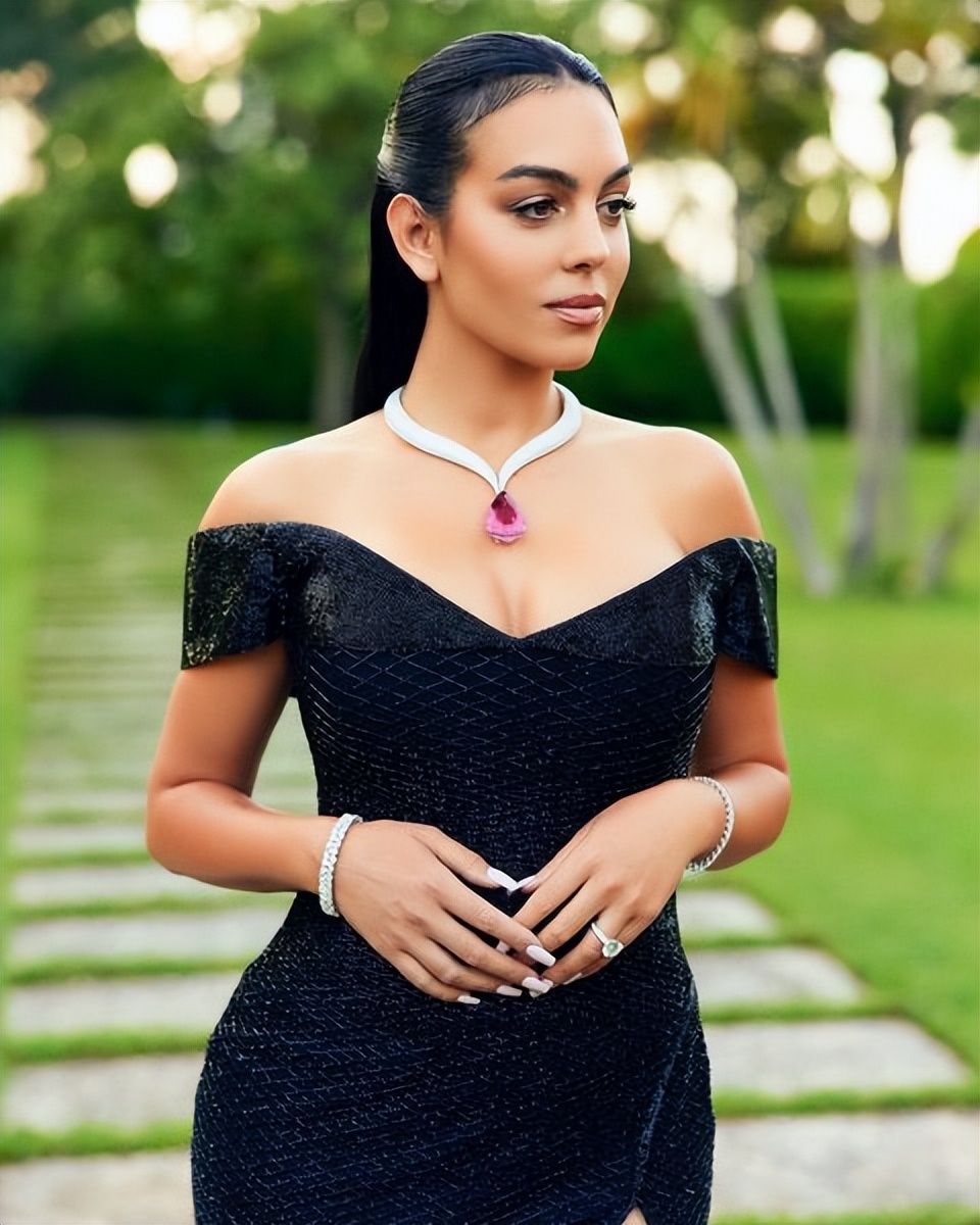 乔治娜带迷你罗参加活动,乔治娜穿c罗衣服