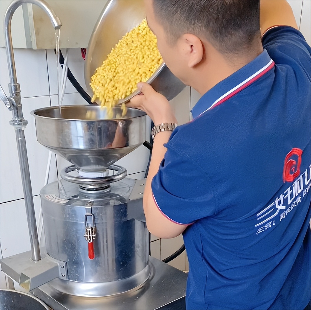 临退老铁给自己找点事做，用豆腐机做豆腐适合他吗？