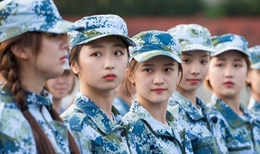 军训教官虐待小学生,军训教官体罚学生知乎