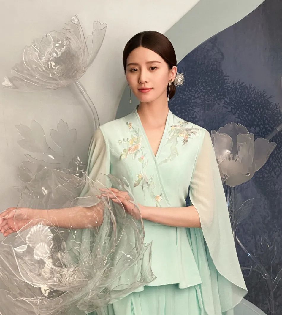 赵露思穿上廉价中国风礼服，俗成了18线网红