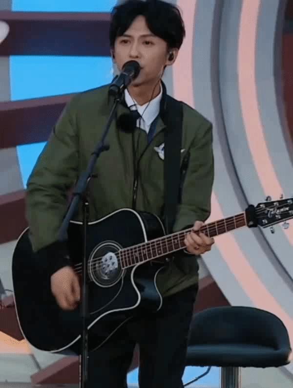 弹吉他的男人,弹吉他的男人唱什么歌好听