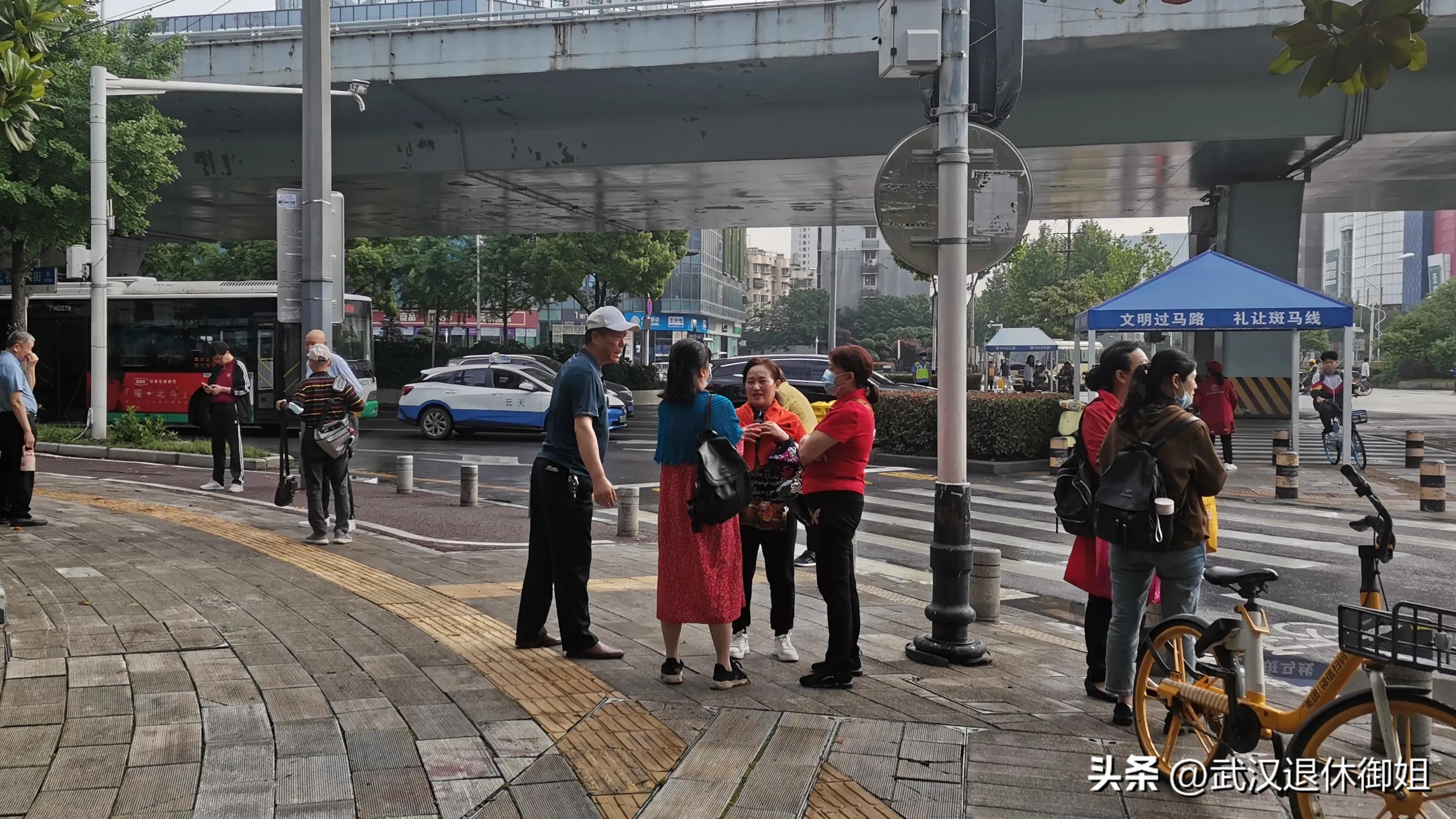 老人10元游玩领鸡蛋,满60岁的老人免费领鸡蛋