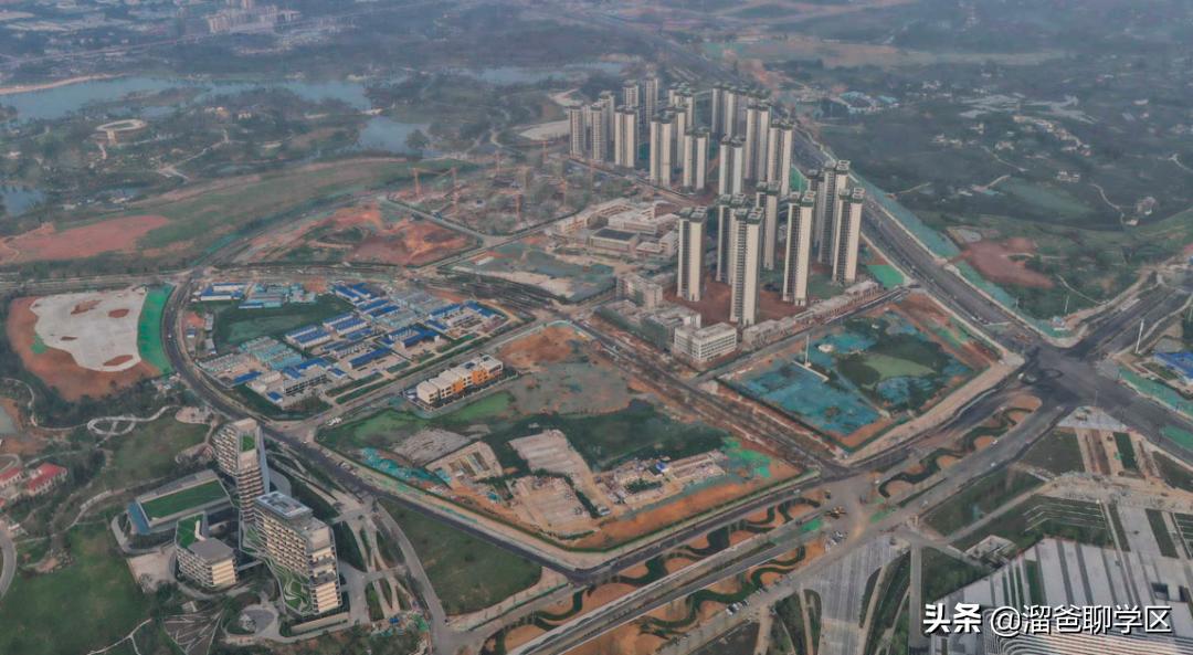 乘着大运会这缕“东风”，应该没有谁比东安湖还快