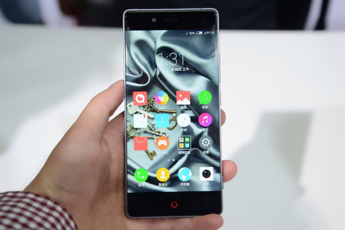 曲面屏和直屏区别介绍,曲面屏和直屏的优点与缺点