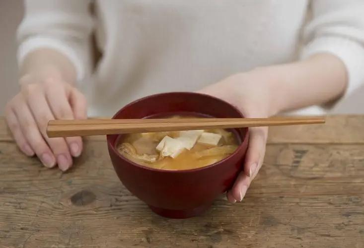 中日韩筷子为什么比中国大,为什么中日韩的筷子差别这么大呢