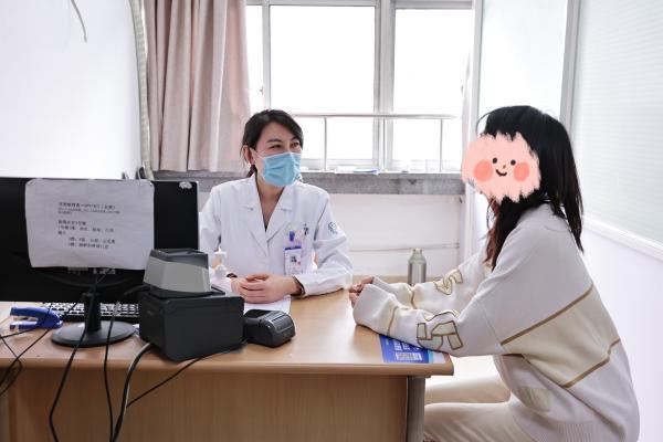 女子穿高跟鞋站马桶蹲坑致跌落,女子嫌公厕脏穿高跟鞋