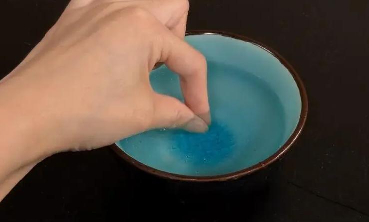 手被502胶水粘住的解决办法,手被502胶水粘住教你一招解除