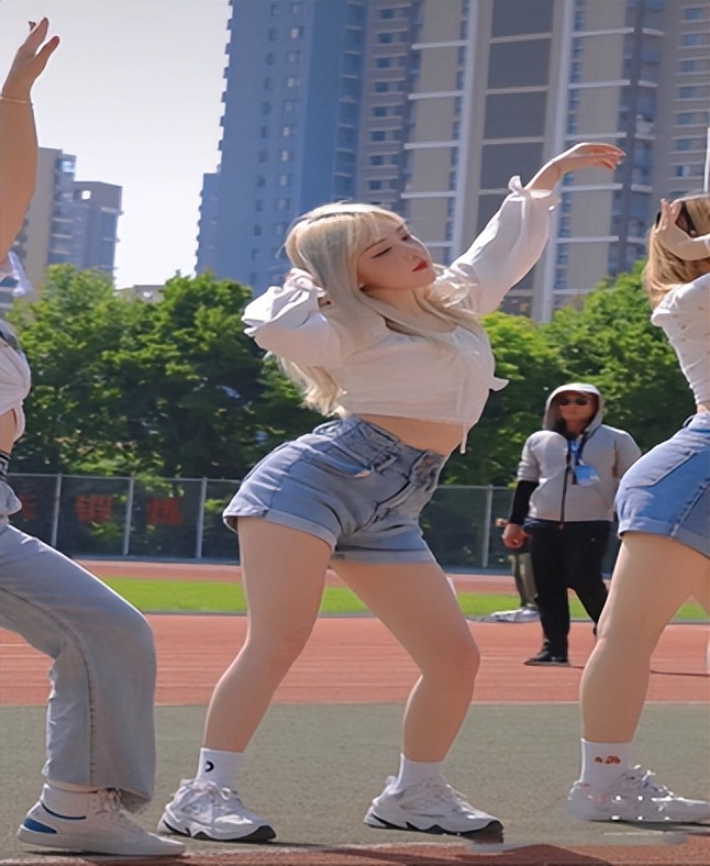 某高校运动会开幕式跳舞,高校运动会啦啦队表演