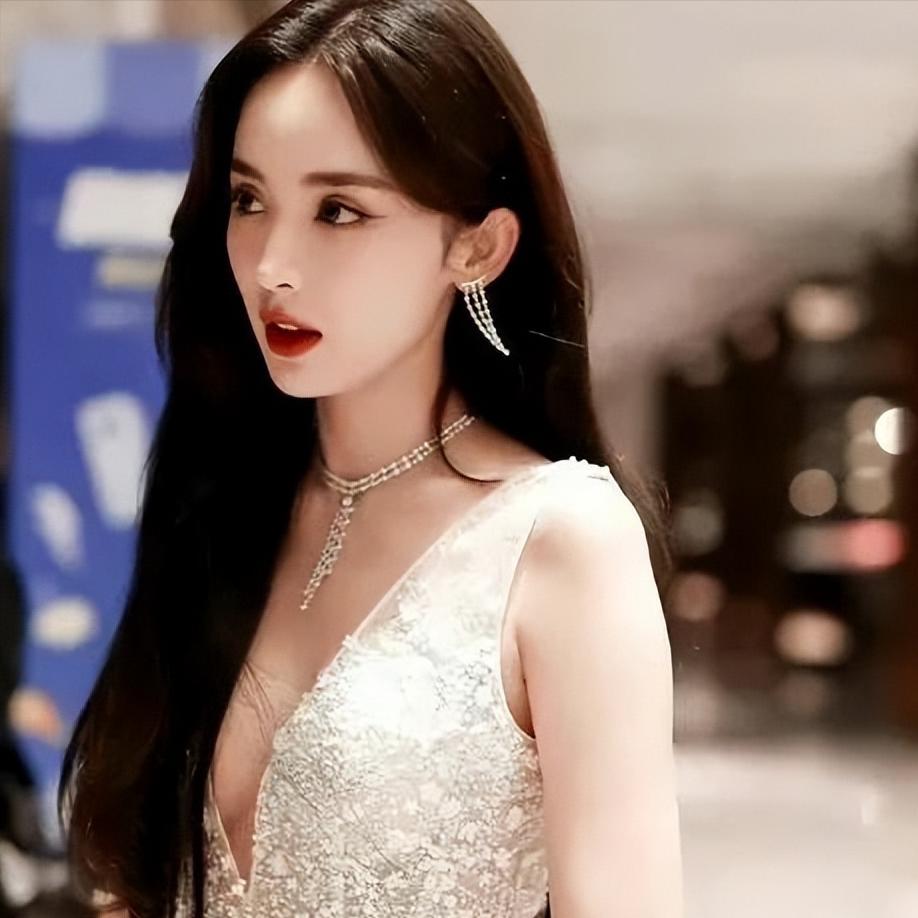 露*裤底**、露下乳、穿渔网内衣，女星们的穿着真的可以随心所欲吗？