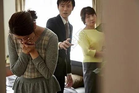 婆婆家宴说句话，儿媳要离婚：“吃十年鸡头鱼尾，我不是垃圾桶”