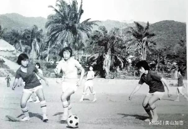 女子足球竞技水平很低吗,女子足球和男子足球对比