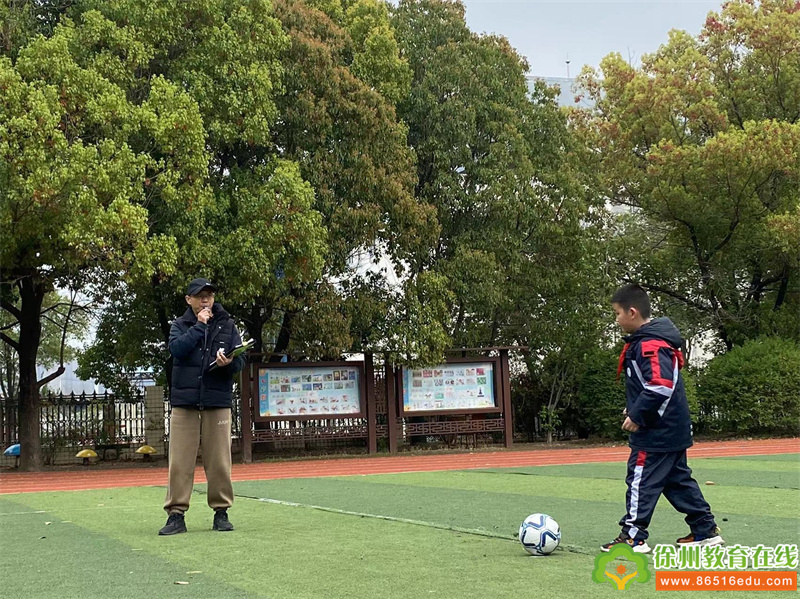 团结奋斗创佳绩砥砺奋进迎盛会,举行小学校长杯足球赛