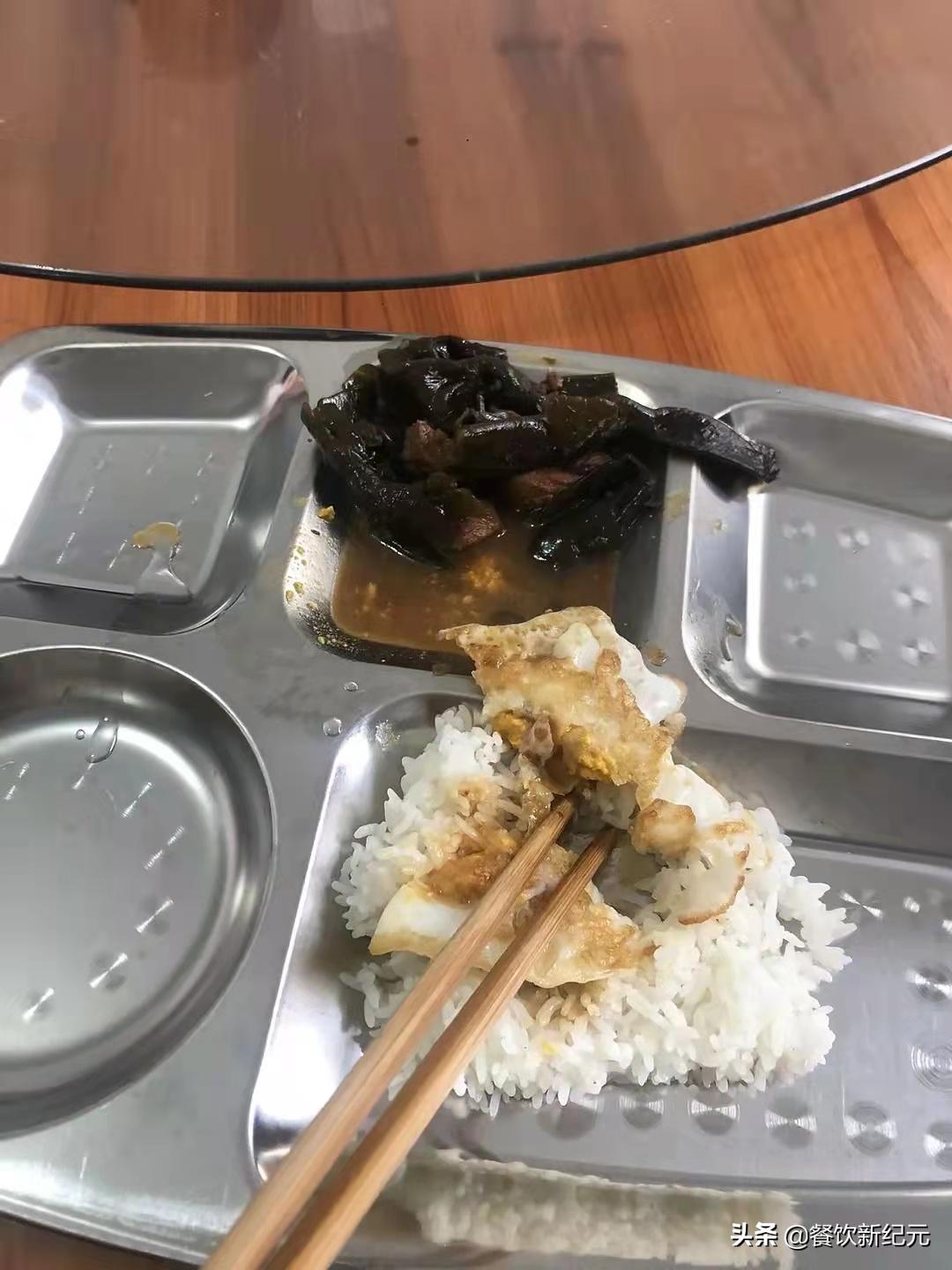 小伙吐槽食堂,吐槽厂里伙食不好