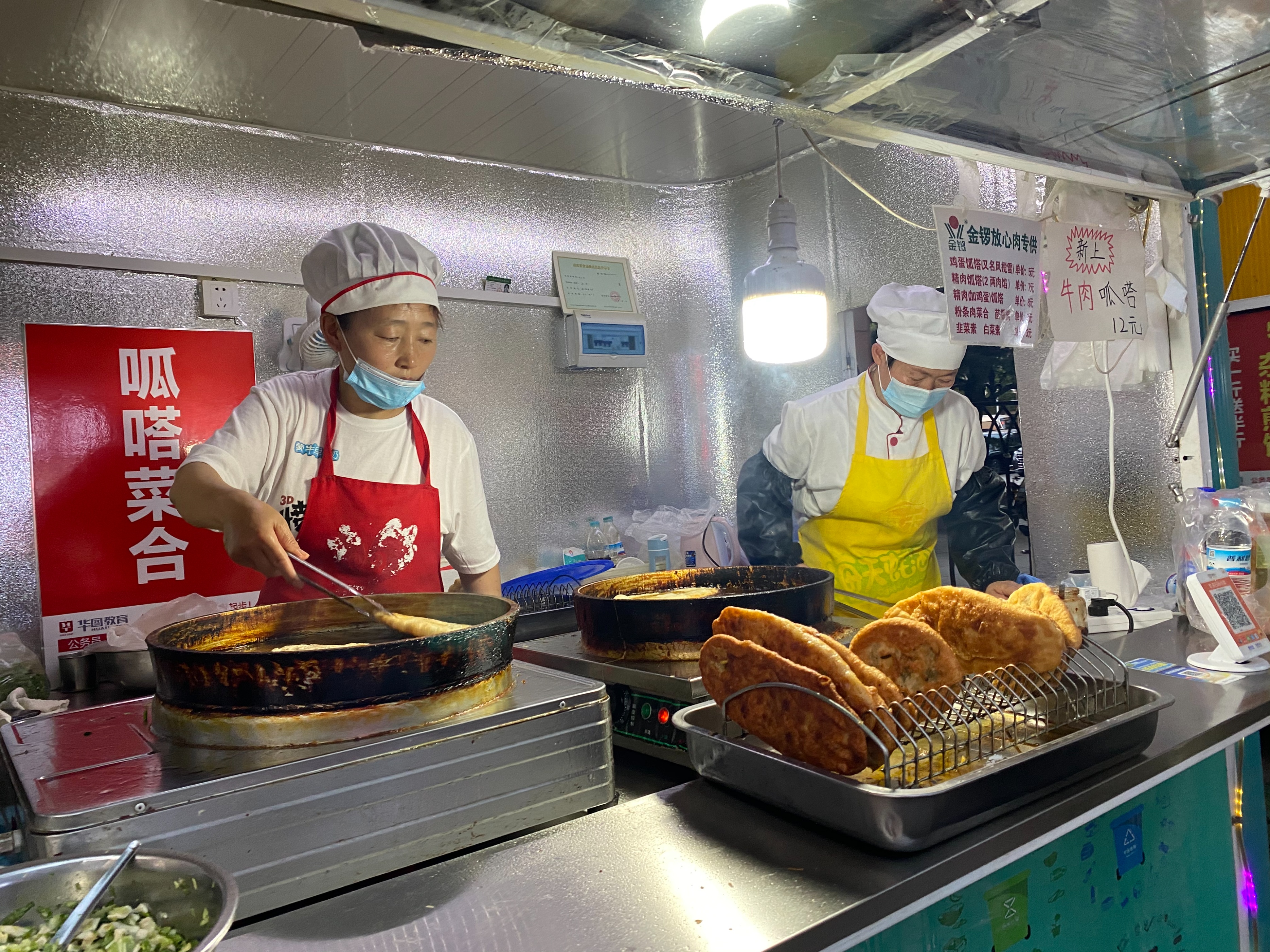 陪读妈妈摆地摊卖玩具,陪读妈妈摆地摊