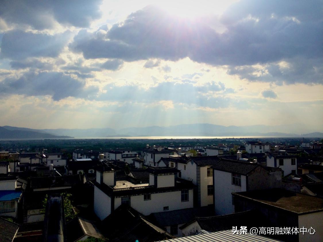 90后小伙用镜头拍照,95后摄影小伙