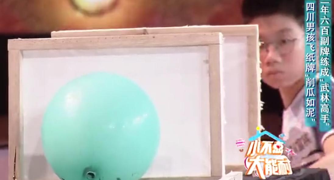 扑克牌真的能插进木板里吗,小孩扑克牌打穿木板