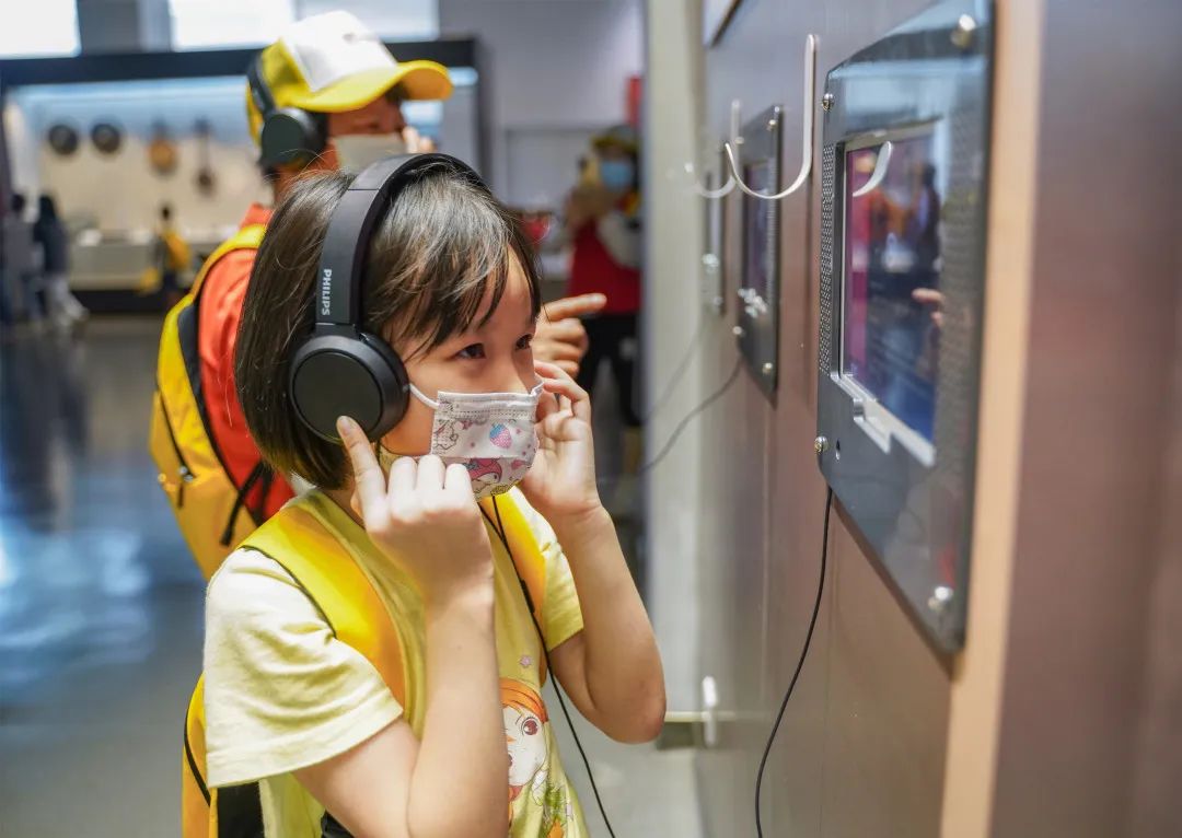 广州市社会组织联合会主办“永庆研学传承非遗”从化区困境儿童公益研学营走进永庆坊