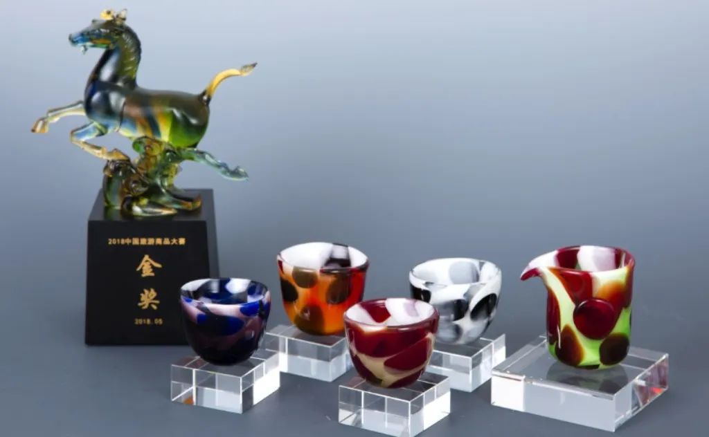 一位优雅的公主享用下午茶,一位优雅的公主正在享用下午茶