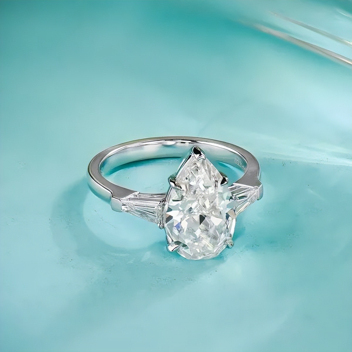 用毕生的积蓄给美女买钻戒,11颗梨形钻石