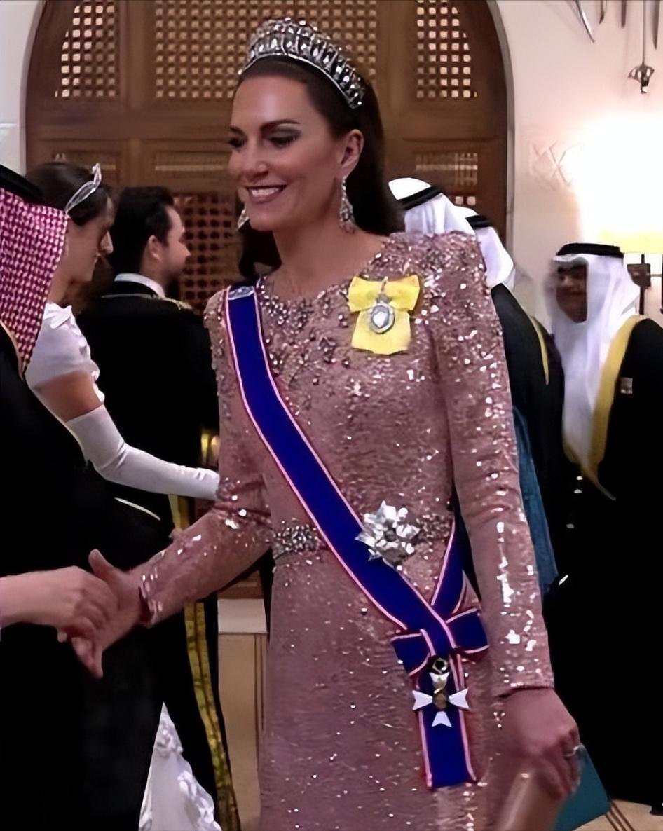 凯特王妃出席婚礼的礼服,凯特王妃粉色荷叶边