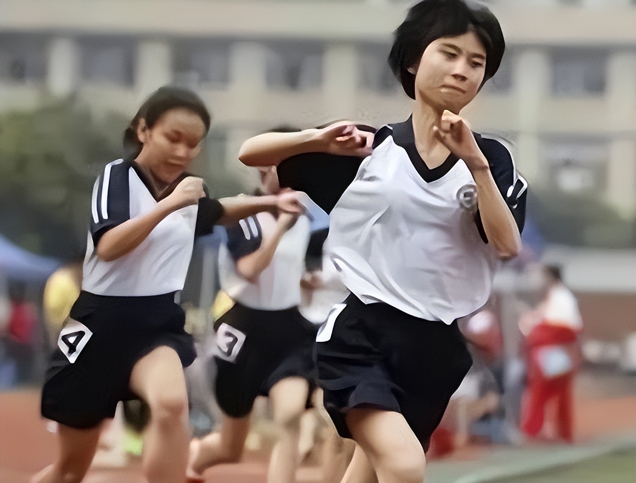 上体育课时女生自认很尴尬的行为，男生却心生好感，尤其第二个