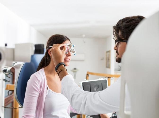 为什么看手机会频繁点头,经常看手机眼睛流泪是什么原因