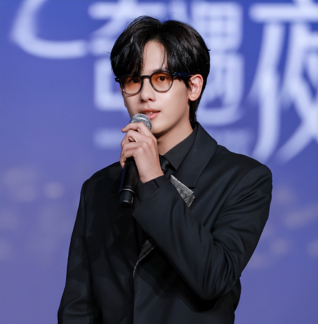 上海这一夜，内娱来了一大半，吴京谢霆锋拿大奖，冯小刚忙着交际