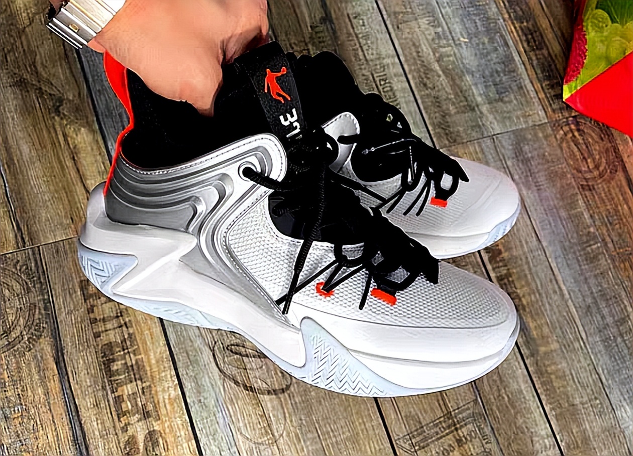 个别球鞋涨幅达430%谁是炒鞋推手 (市场上溢价严重的球鞋)