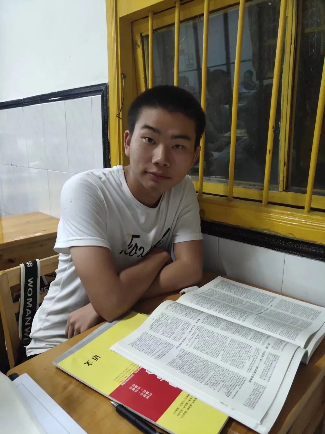 8名学子被录取为空军飞行学员,6名学子被录取为空军飞行学员