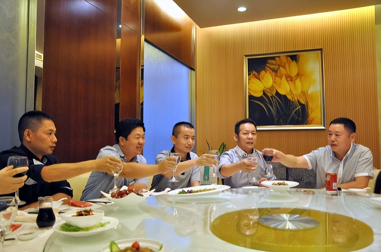 酒席上的没喝的酒可以带走吗,酒吧喝剩下的酒可以打包带回家吗