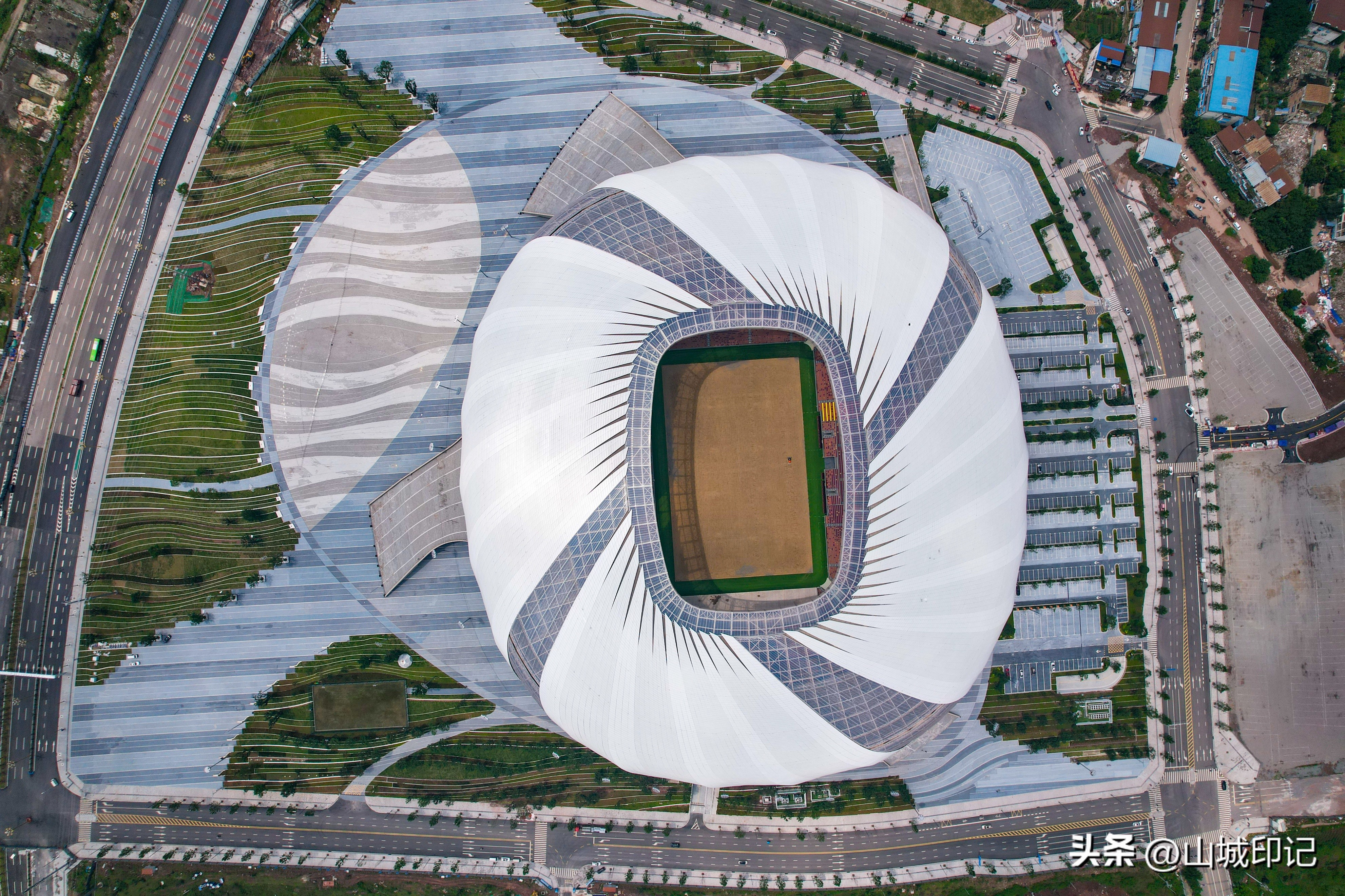 龙兴足球场是重庆首个专业足球场,龙兴足球场演唱会看台最好位置