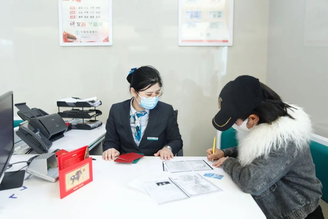 老伴去世两年银行竟贷款50000元,妻子瞒着丈夫贷款离婚丈夫用还吗