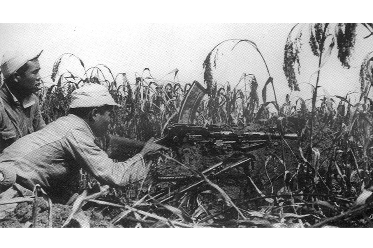 七旬老汉来到部队驻地,7旬老汉到部队报告任务完成