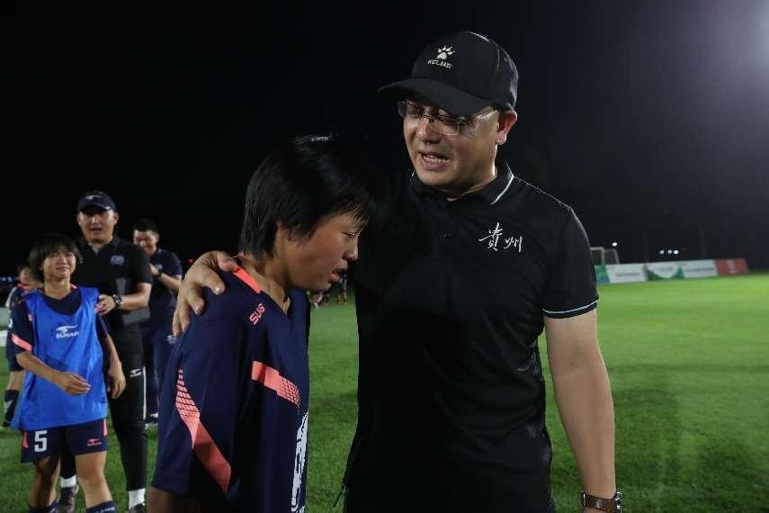 一年没见的支教老师和小队员们相遇惊喜地笑开心地哭