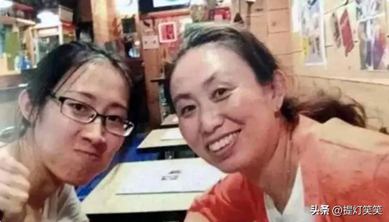 江歌母亲收到多少赔偿,江歌母亲下跪道歉