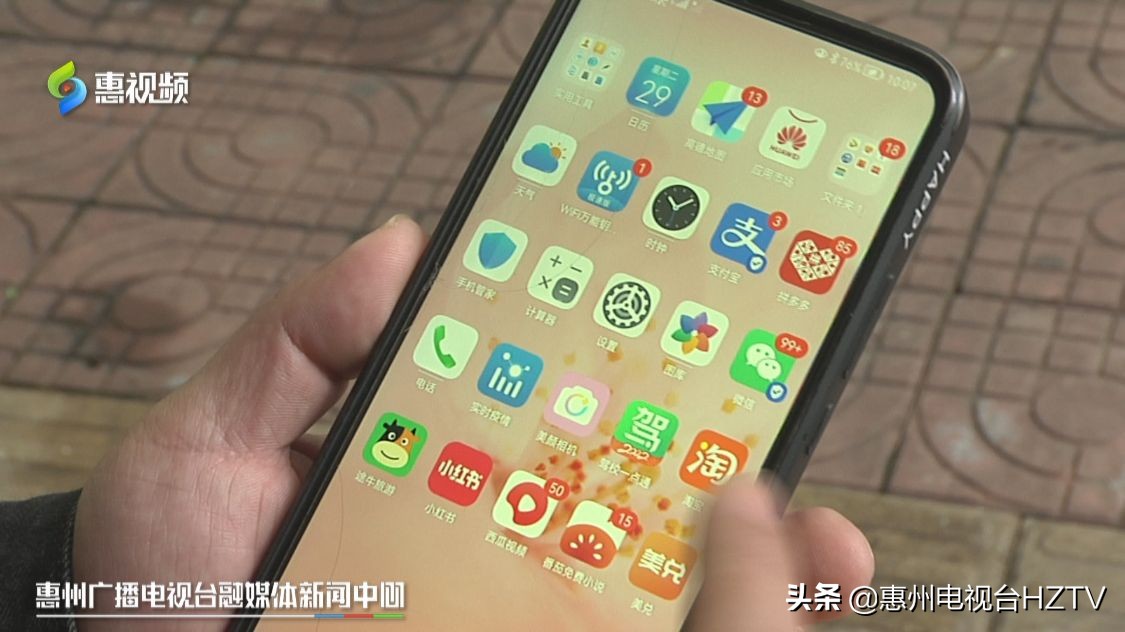 一女子被骗7万多元钱,一女子退款被骗6万