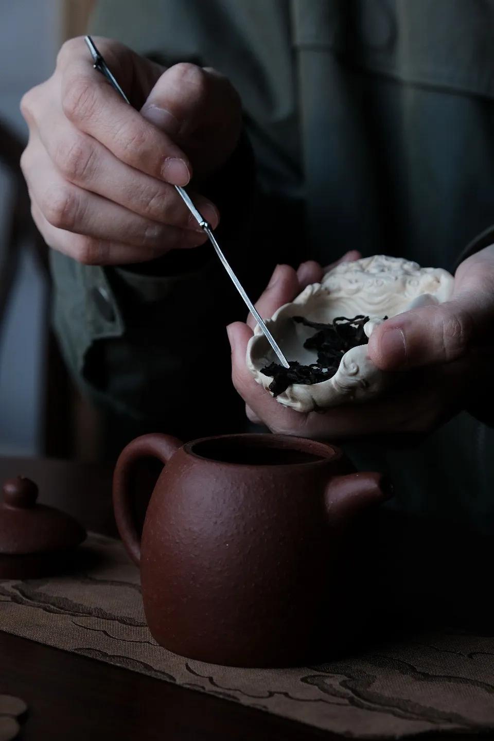 象牙|茶则形制玲珑可喜，雕刻线条灵动，神情意态活泼