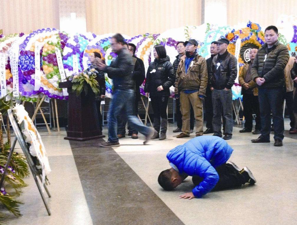 汶川地震中的3岁敬礼娃娃,汶川地震敬礼娃娃完整视频