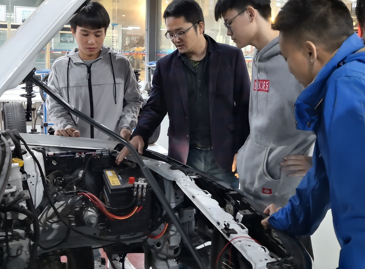 大学就业前景好的10大专业排名,大学就业前景最好的十个专业排名