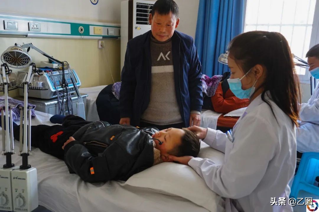 孙子发狂砍断爷爷的手筋，爷爷流泪倾诉：只要孙子能好要命都可以