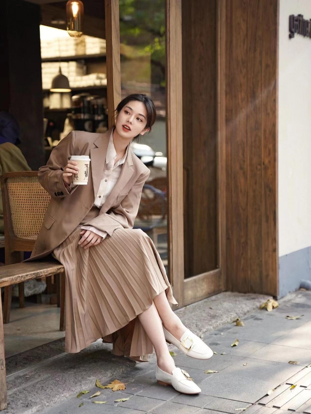 西装半身裙怎么穿显年轻活力,西装半身裙中长款搭配