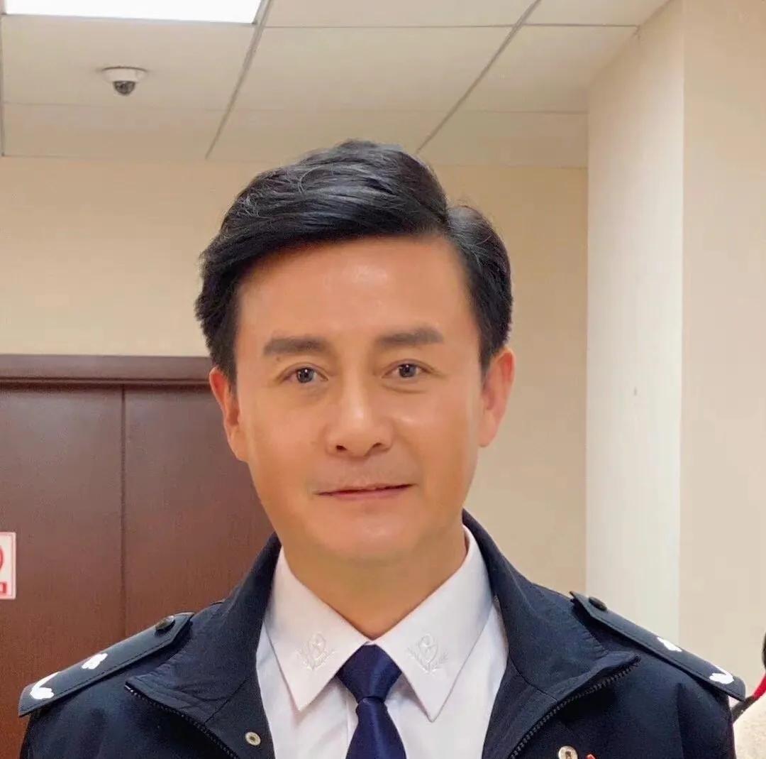 邢岷山：娶了老师的女儿，成名后更爱她，带着岳父母拍戏