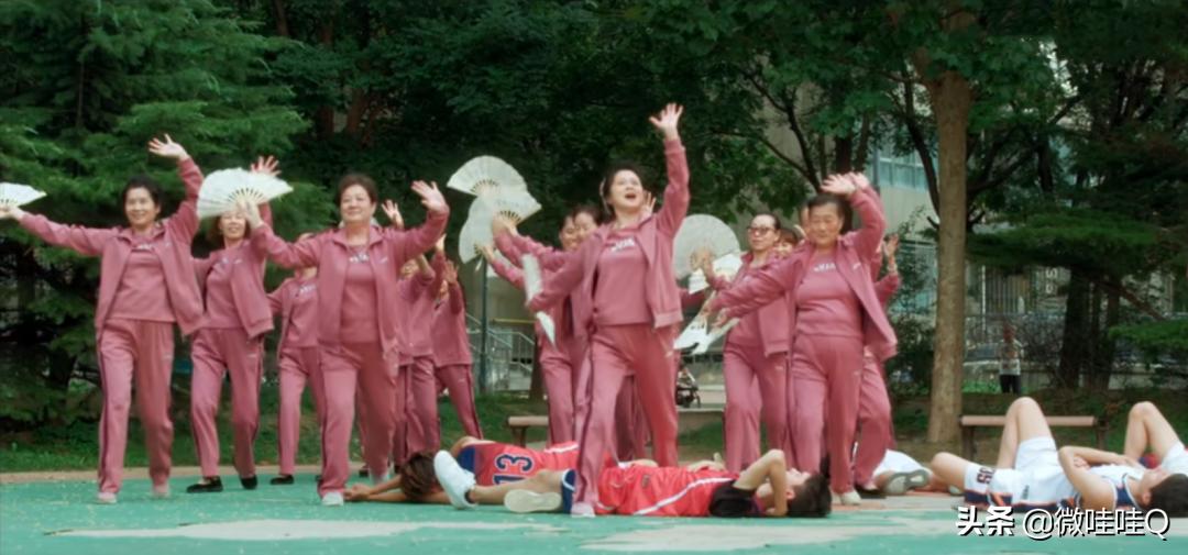 篮球少年和广场舞大妈争抢场地,篮球少年对抗广场舞大妈