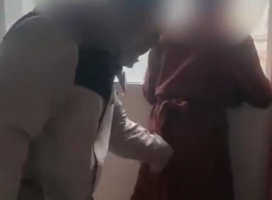 新娘被多名男性亲友吻脸,新娘被多名男性亲脸