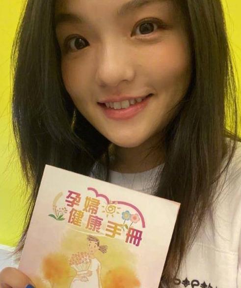 37岁歌后徐佳莹挺孕肚出街，侧坐护肚脸浮肿，提前透露二胎宝性别