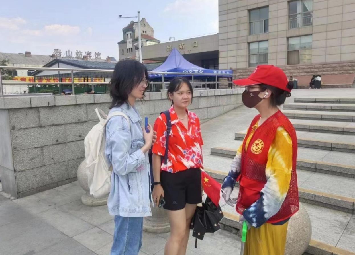 *安泰**：城市广场全员志愿服务“动起来”展“红色广场”良好形象