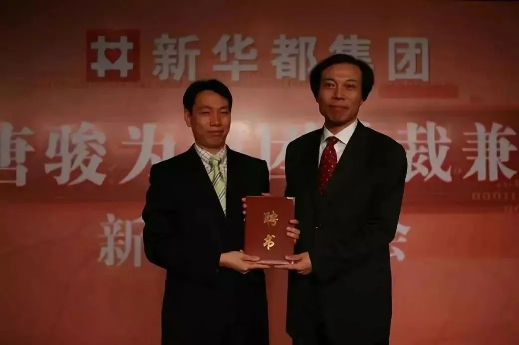 他小学没毕业，花10亿把“打工皇帝”招至麾下，600亿身价还*税逃**